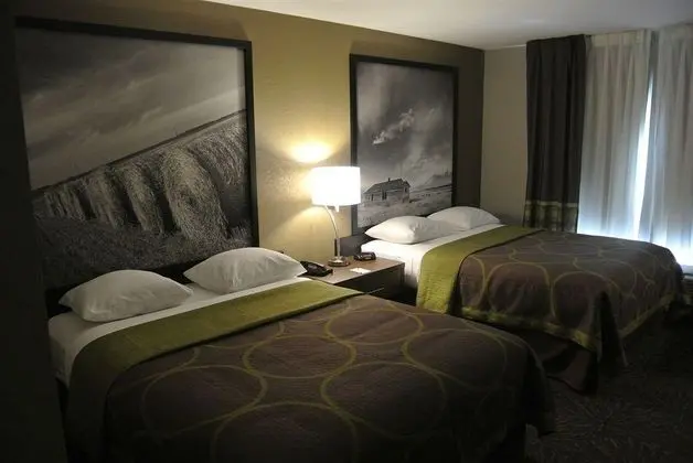 Super 8 by Wyndham Lloydminster - Genel