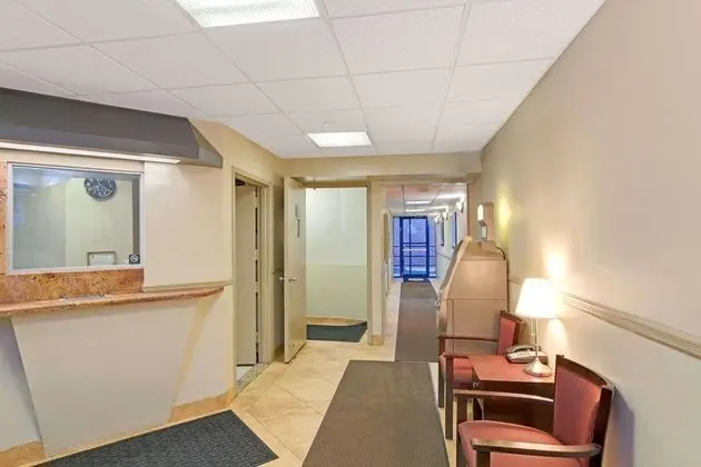 Super 8 by Wyndham Long Island City LGA Hotel - Lobi