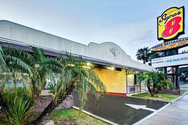 Super 8 by Wyndham Los Angeles Airport