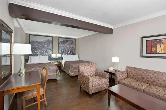 Super 8 by Wyndham Los Angeles-Culver City Area