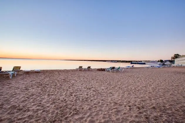 Super 8 by Wyndham Mackinaw City/Beachfront Area