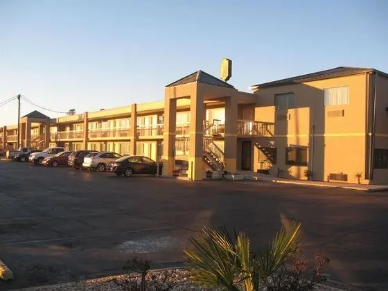 Super 8 by Wyndham Macon West