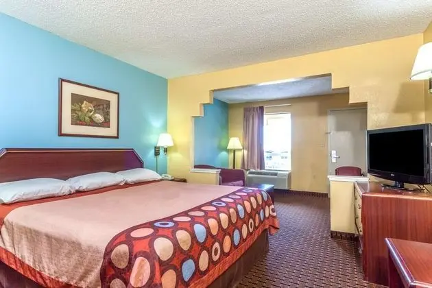Super 8 by Wyndham Madison/Ridgeland Area