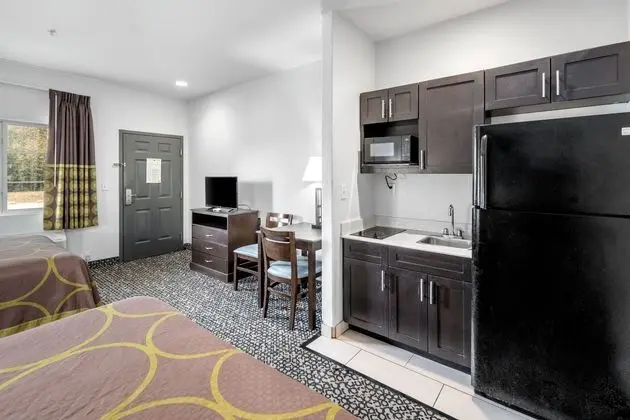Super 8 by Wyndham Mansfield LA