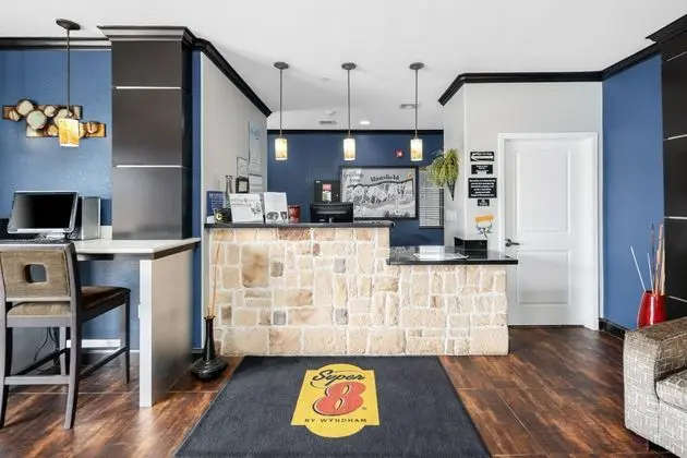 Super 8 by Wyndham Mansfield LA - Lobi
