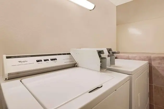 Super 8 by Wyndham Martinsburg - Genel