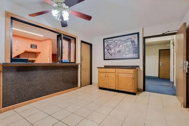 Super 8 by Wyndham Martinsburg - Lobi