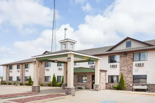 Super 8 by Wyndham McLean/Bloomington SW - 1