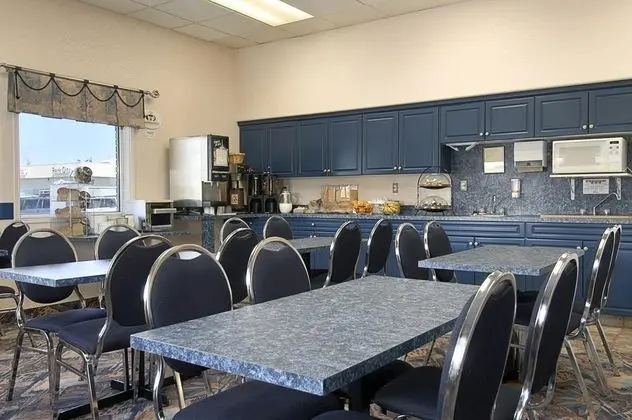 Super 8 by Wyndham Medicine Hat