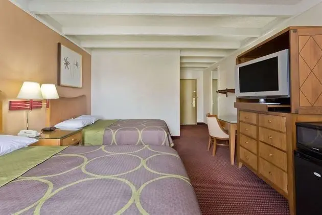 Super 8 by Wyndham Melbourne - Genel