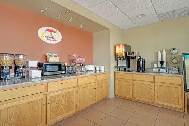 Super 8 by Wyndham Melrose - Genel