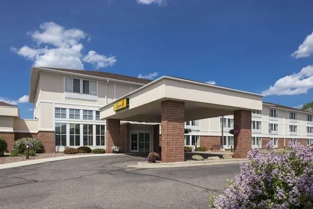 Super 8 by Wyndham Menomonie WI - Dış Mekan