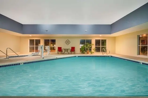 Super 8 by Wyndham Menomonie WI - Havuz