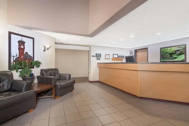 Super 8 by Wyndham Menomonie WI - Lobi