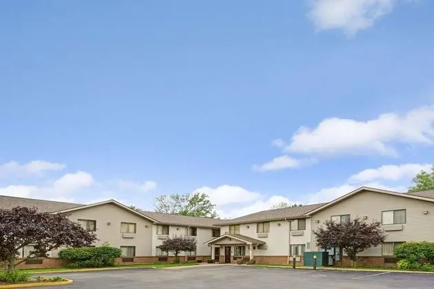 Super 8 by Wyndham Mentor/Cleveland Area
