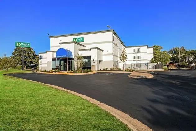 Super 8 by Wyndham Merriam/Kansas City