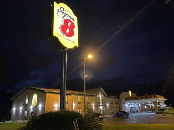 Super 8 by Wyndham Metropolis - Dış Mekan