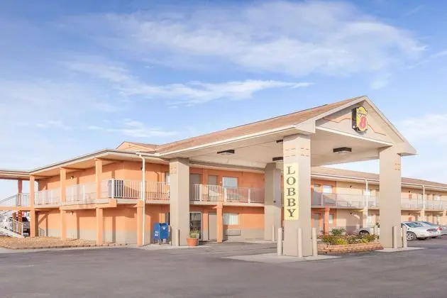 Super 8 by Wyndham Millbury/Toledo - 1