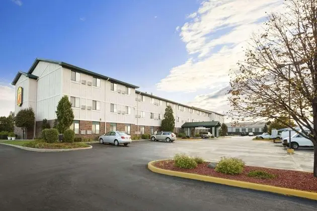 Super 8 by Wyndham Milwaukee Airport - 1