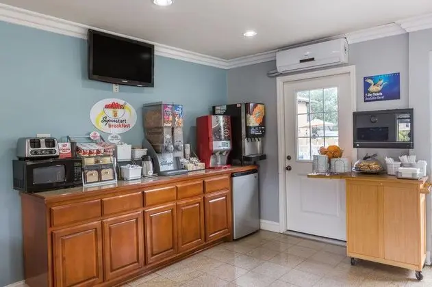 Super 8 by Wyndham Monterey/Carmel