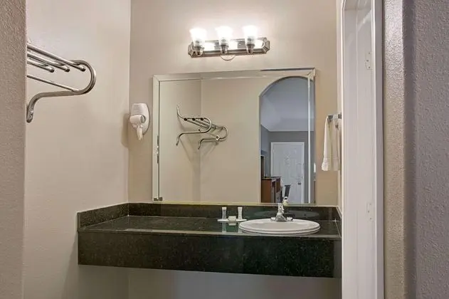 Super 8 by Wyndham Montgomery/ Lake Conroe