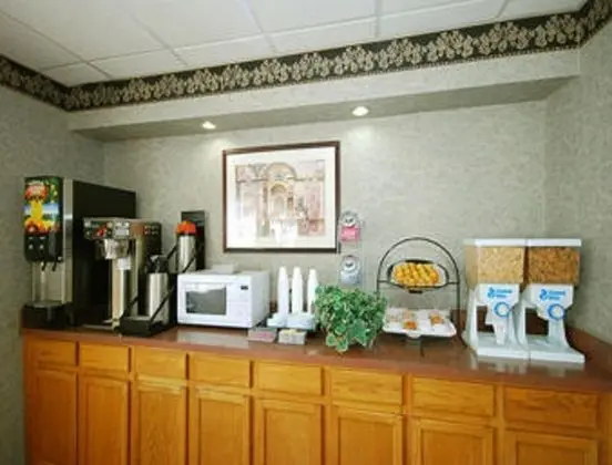 Super 8 by Wyndham Monticello