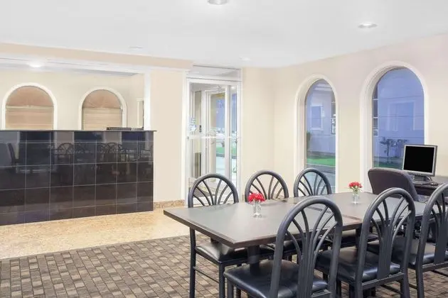 Super 8 by Wyndham Morton Grove/Chicago - Lobi