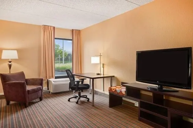Super 8 by Wyndham Mount Laurel