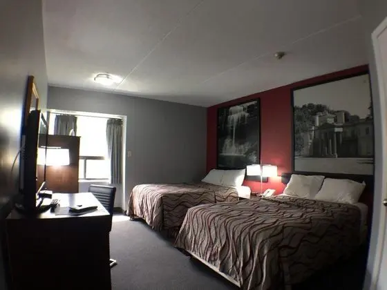 Super 8 by Wyndham Mt Hope Hamilton Inter. Airport