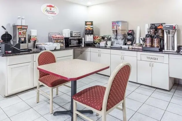 Super 8 by Wyndham Mundelein/Libertyville Area - Genel