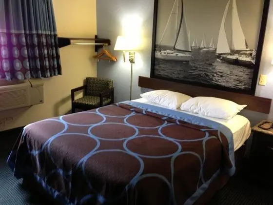 Super 8 by Wyndham New Castle - Genel