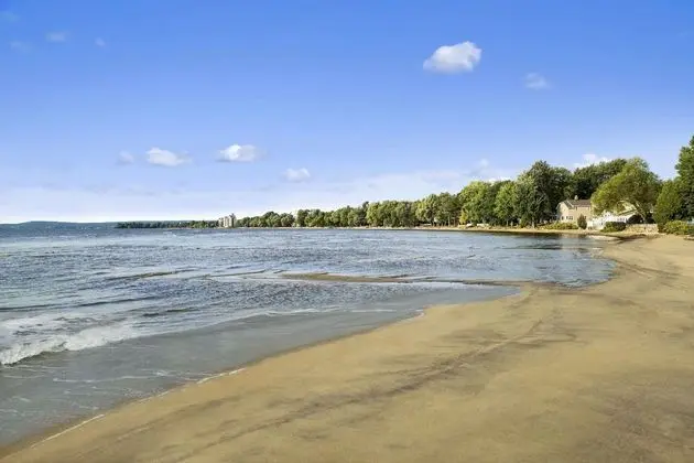Super 8 by Wyndham North Bay - Plaj