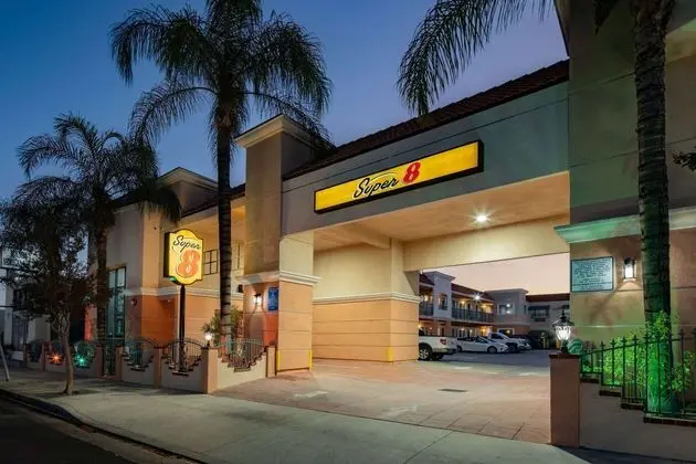 Super 8 by Wyndham North Hollywood - Dış Mekan