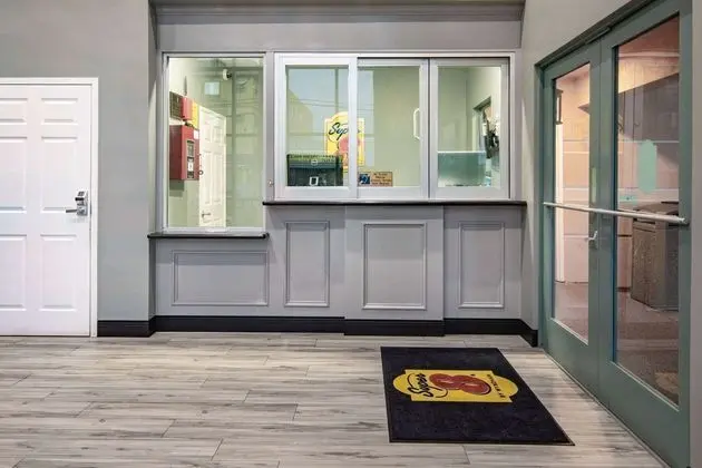 Super 8 by Wyndham North Hollywood - Lobi
