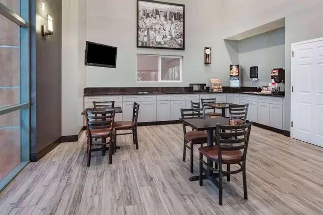 Super 8 by Wyndham North Hollywood - Yerinde Yemek