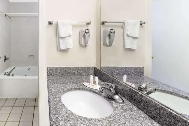 Super 8 by Wyndham Ocean Springs Biloxi