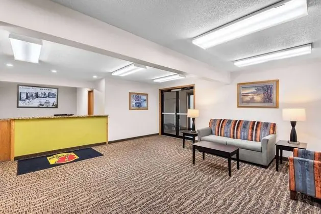 Super 8 by Wyndham Oelwein - Lobi