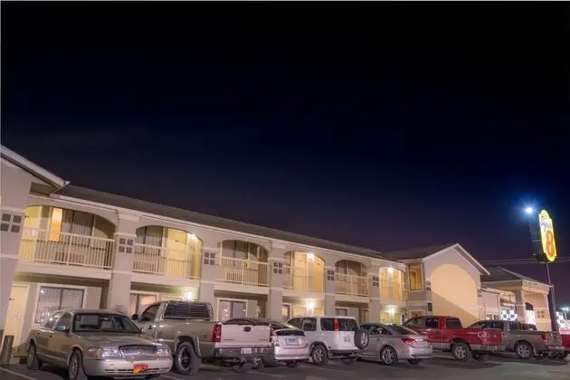 Super 8 by Wyndham Oklahoma Arpt Fairgrounds West
