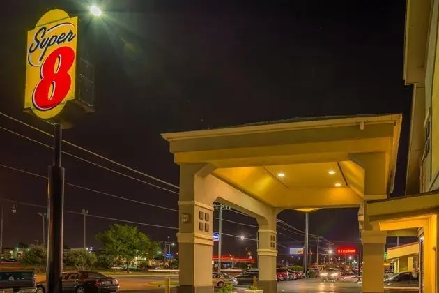 Super 8 by Wyndham Oklahoma Arpt Fairgrounds West
