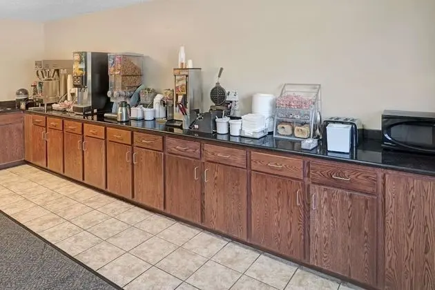 Super 8 by Wyndham Omaha I-80 West - Kahvaltı