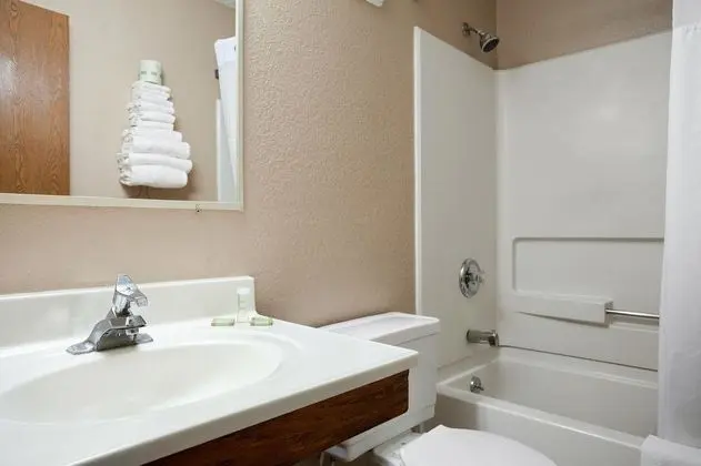 Super 8 by Wyndham Oneida Verona