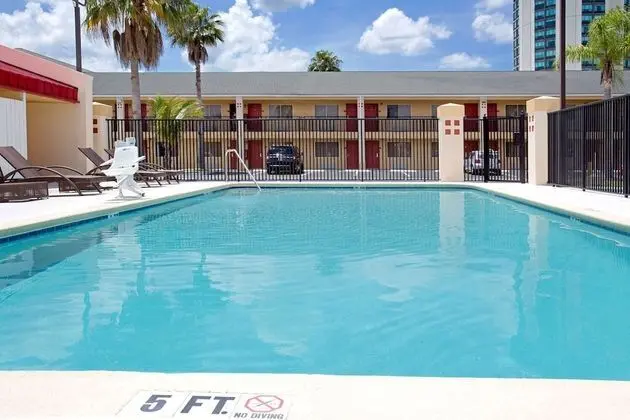 Super 8 by Wyndham Orlando International Drive - Havuz