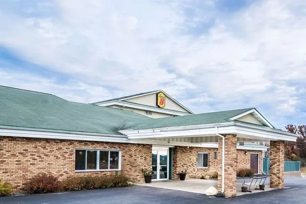 Super 8 by Wyndham Osseo WI - 1