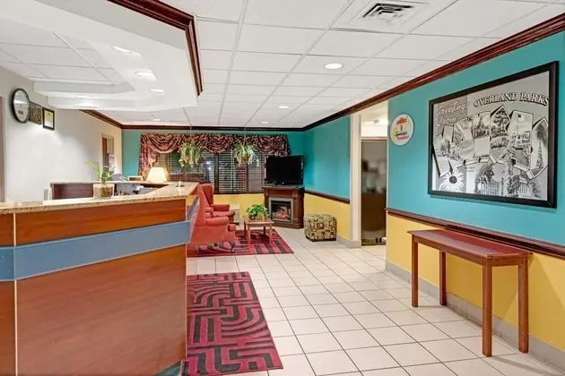 Super 8 by Wyndham Overland Park KC /Conv Center
