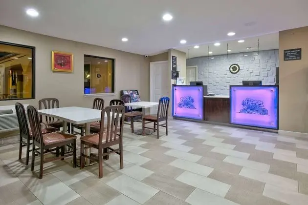 Super 8 by Wyndham Palestine - Lobi