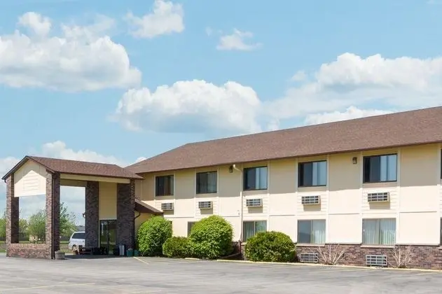 Super 8 by Wyndham Perry IA - 1