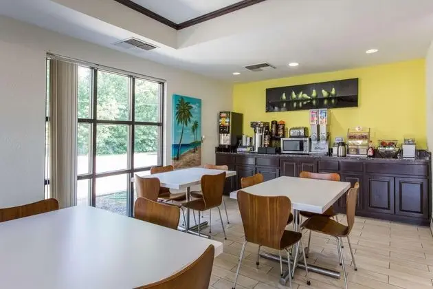 Super 8 by Wyndham Petersburg