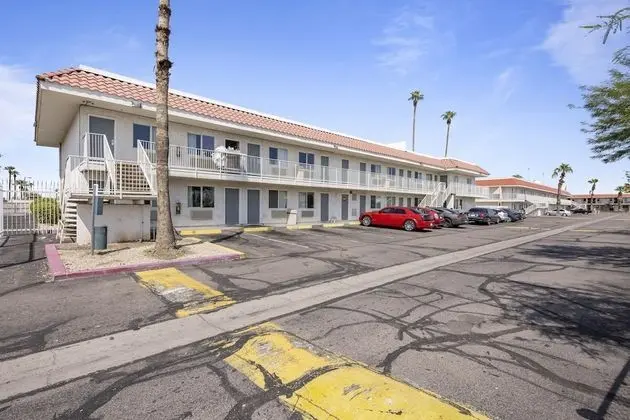 Super 8 by Wyndham Phoenix West