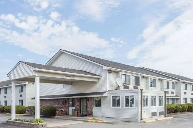 Super 8 by Wyndham Portland/Westbrook Area