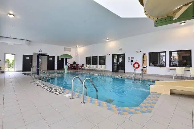 Super 8 by Wyndham Quebec City - Havuz
